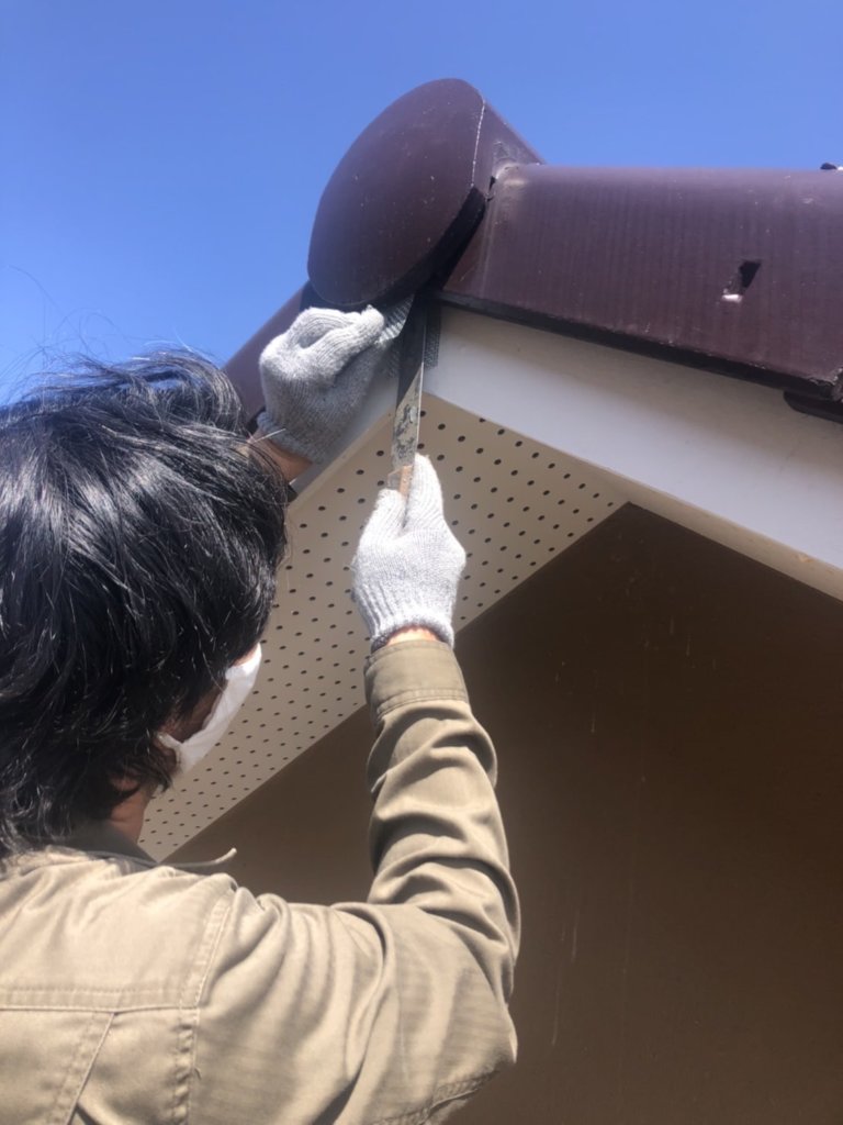 香芝市でのコウモリ駆除作業。屋根の隙間に金網を差し込んでコウモリの侵入口を封鎖していきます。
